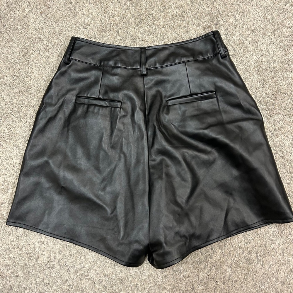 Crescent Faux Leather Shorts Size Medium Black Pleated High Waisted CP7659 - Picture 2 of 7